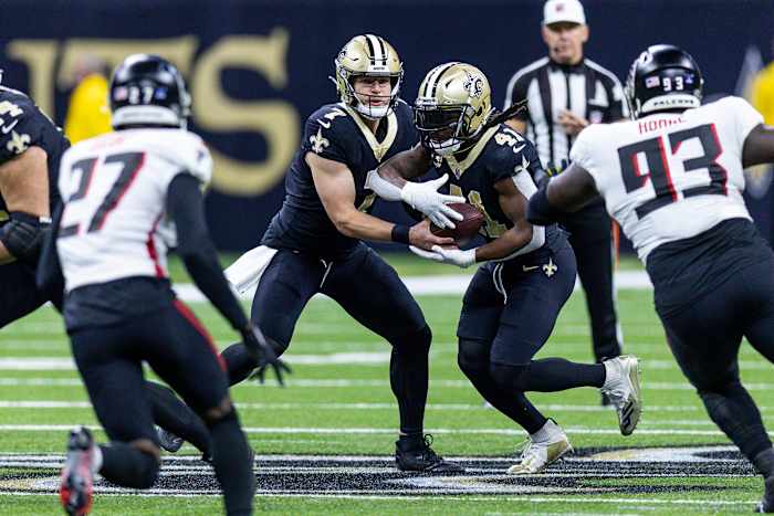 Saints running back Alvin Kamara meets quarterback Taysom Hill at the mesh point against the Falcons.